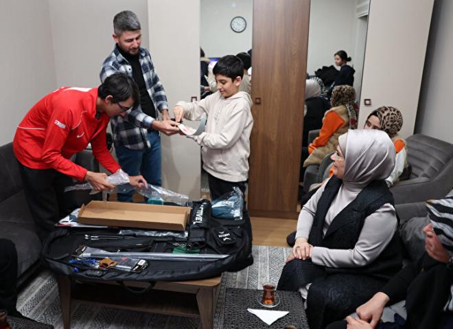 Mete Gazoz, minik hayrann kapda Olimpiyat ampiyonluu srasnda yapt hareketle selamlad. Daha sonra birok spor dalna ve okulua merak olan hayranyla bir sre sohbet eden Gazoz, depremzede hayranna ok hediye etti.