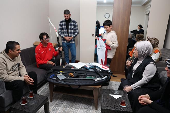 Depremzede ocua Mete Gazoz srprizi    <br>  ftarn ardndan ailenin en kk yesi olan 4. snf rencisi Sleyman Gnen'in Milli oku Mete Gazoz'a olan hayranlnn renilmesi zerine Emine Erdoan'n davetiyle Antalya'dan gelen Gazoz, depremzede hayranna srpriz yapt.