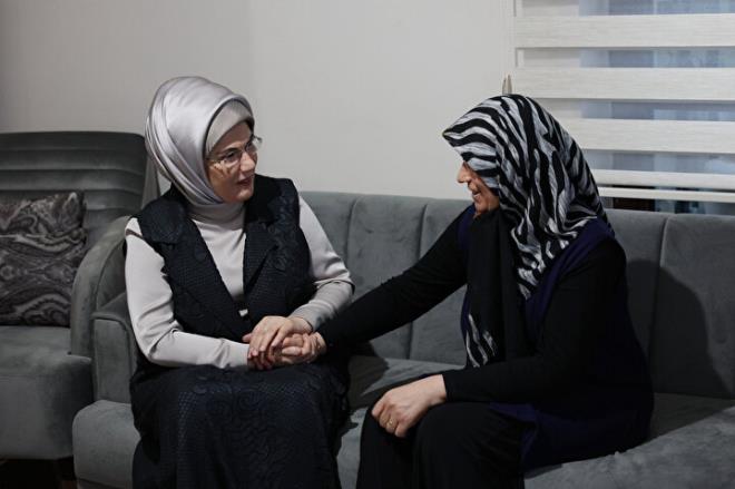 Emine Erdoan, Kahramanmaral olan ancak Malatya'da yaayan ve Kahramanmara merkezli depremlerde evleri ykld iin Ankara'nn Altnda ilesine yerleen Gnen ailesini ziyaret etti.  <br>    Gnen ailesinden, kas rahatszl nedeniyle yatalak olan baba Cahit Gnen, anne Elif Gnen, niversiteye hazrlanan kz, ilkokul rencisi olu ve akrabalaryla depremin ardndan, Hacettepe niversitesi Hukuk Fakltesi'nde okuyan kzlar Fatmanur Gnen'in de yaad Ankara'ya geldi.