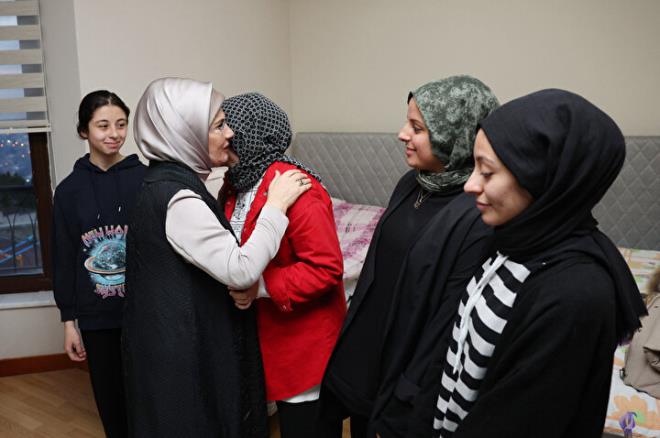 "ten misafirperverlikleri iin Gnen ailesine teekkr ediyorum".<br>Emine Erdoan, ziyaretin ardndan sosyal medya hesabndan ziyarete ilikin grselleri paylaarak, unlar kaydetti:    <br>  "Ankara'da depremzede Gnen ailemizin iftar sofrasna konuk oldum. Evin neesi gzel yavrularmzla vakit geirmekten mutluluk duydum. Milli okumuz Mete Gazoz'un hayran olduunu rendiimiz Sleyman'a kk de bir srprizimiz oldu.