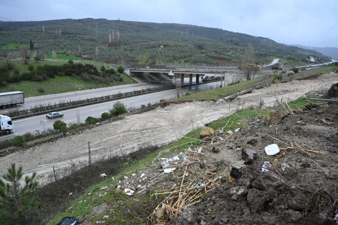 Yllarn hayali<br>  Bursa Bykehir Belediye Bakan Alinur Akta, beraberindeki Bursa Milletvekili Emine Yavuz Gzge, AK Parti l Bakan Davut Grkan ve DOSAB Ynetim Kurulu Bakan Ersan zsoy ile birlikte balant yolundaki zemin iyiletirme almalarn inceledi. Tekstil ve otomotiv sanayi bata olmak zere 436 iletmenin bulunduu DOSAB?n Trkiye'nin en kurumsal sanayi blgelerinden biri olduunu belirten Bakan Akta, DOSAB?n hemen yan banda 6 mahalleden oluan ve yaklak 100 bin nfusa hitap eden eski Demirta beldesinin bulunduunu bu nedenle de trafikle alakal blgede ciddi sorunlar yaandn hatrlatt.