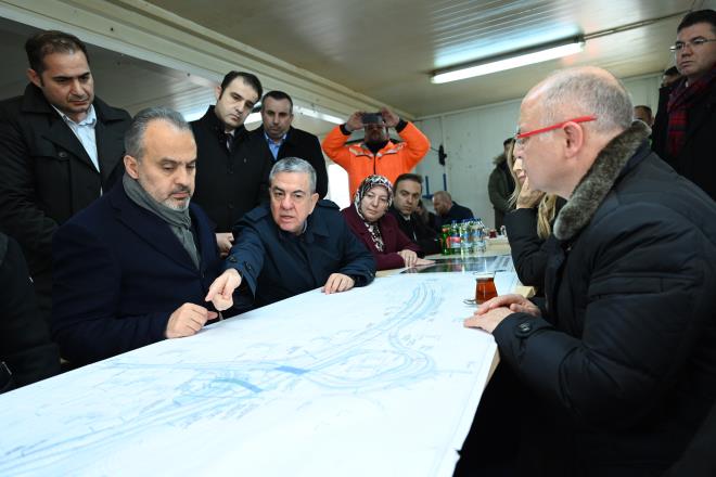 Trafik sorununa zm olarak dnlen otoyol balantsnn 8-10 yldr konuulduunu ifade eden Bakan Akta, ?Karayollar ibirlii ve sanayicilerimizin de destekleriyle hayal ettiimiz bu projenin startn verdik. almalara yaklak 1 ay nce baladk ve nasip olursa 1,5 - 2 ay gibi bir zaman ierisinde toparlamay hedefliyoruz. Kamulatrma ve altyap deplasesini sanayicilerimizin destekleriyle Bykehir olarak biz yaptk. Otoyol zerindeki kpr de zaten daha nce Karayollar tarafndan yaplmt. Balant yollar da Karayollar tarafndan hayata geirilecek. Bylelikle Organize Sanayi Blgesini kullanmak zorunda kalan vatandalarmz imar yollarn kullanmadan Yalova yoluna da stanbul'a, zmir'e, Ankara'ya da evre yolundan rahatlkla ulaabilecek. Buras Bursa balant kavana 3 kilometre, Samanlk Kava?na da 6 kilometre mesafede. Bykehir ve Karayollar ibirliinde almalar devam ediyor. alma tamamlandnda zellikle Demirta Sanayi Blgesi ve Demirta halk bata olmak zere btn Bursa'mz bu rahatl hissedecek. imdiden hayrl olsun? diye konutu.