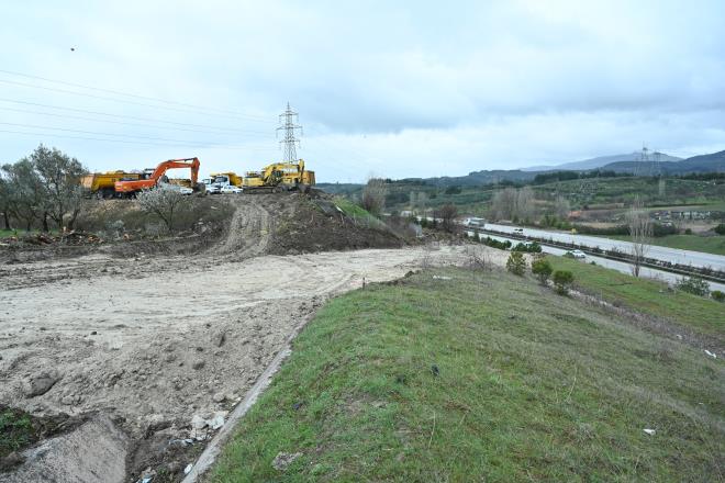 Bursa Bykehir Belediyesi, kent ii ulam yatrmlarna yllardr konuulan Demirta Organize Sanayi Blgesi Kava balant yollarn da ekledi. Karayollar ibirliiyle hayata geirilen proje alannda devam eden almalar inceleyen Bakan Akta, alma tamamland hem DOSAB hem de Demirta Mahallesi trafiinde nemli bir rahatlama yaanacan syledi.