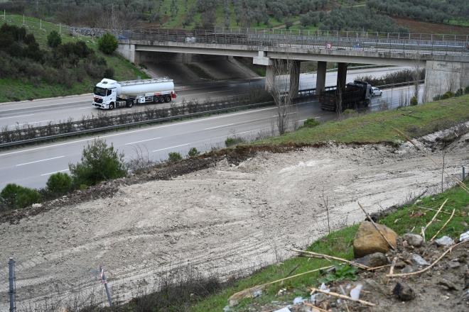 Asrn felaketinin yaand ilk gnden bu yana deprem yaralarn sanmak iin Gaziantep slahiye ve Nurda ile Hatay merkezde youn bir mesai harcayan Bursa Bykehir Belediyesi, dier taraftan Bursa?daki yatrmlar da hz kesmeden srdryor. Bursa?da kesintisiz ve konforlu ulamn salanmas hedefiyle ehir Hastanesi balant yolu, Balkldere ve Fuat Kuuolu kprleri gibi yatrmlara Demirta Organize Sanayi Blgesi Kava balant yollar da ekledi. Karayollar tarafndan otoyol zerindeki imalatlar daha nce tamamlanan kprnn, balant yollaryla bir kavaa dnmesini salayacak projede, 1 ay nce balayan almalar hzland. Yaklak 11 milyon TL?si kamulatrma ve 3 milyon TL?si altyap deplasesi olmak zere yaklak 14 milyon TL?lik harcama blgedeki i adamlarnn da katklaryla Bykehir Belediyesi tarafndan karlanrken, balant yollarnn imalat yine Karayollar tarafndan yaplyor.