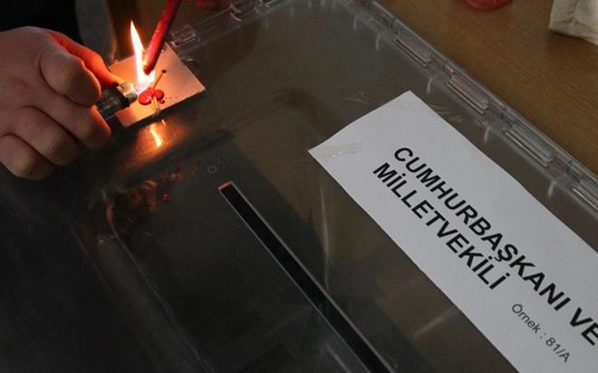 Yksek Seim Kurulu (YSK) semenler tarafndan aday gsterilmek istenen adaylarn 100 bin imza sreci hakknda son bilgileri paylat.Kim ka oy ald? Sre 27 Mart Pazartesi 20:00'a kadar devam edecek.