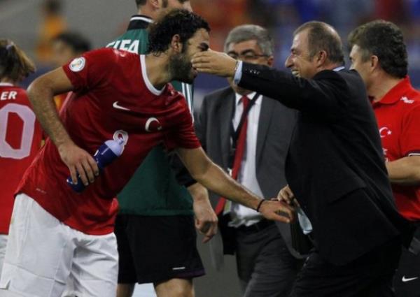 <p><b>@FBurak_12</b></p>  Trkiye'den ne ektin be Romanya.. Yenebilmek iin ne didindin durdun be.."