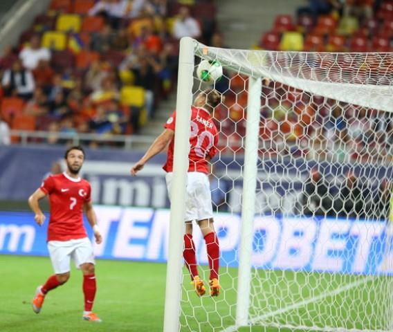 <p><b>@sellovvv</b></p>  Fatih Terim galatasarayli olmasina ragmen gercekten hakkini veren on numara eker gibi adam helal olsun Trkiye :)