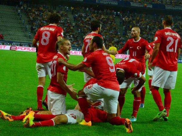 <p><b>@id_yzc</b></p>  Biz bu ruhunu yansttmz srece Sneijder, Kuyt, Van Persie, Robben farketmez... Hollanda'y Trkiye'de paralarz!