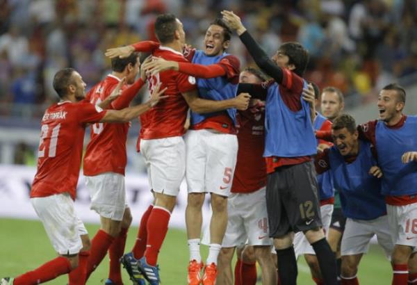 <p><b>@simgekicikoglu</b></p>  Bugn sar-krmz yok bugn sar-lacivert yok bugn siyah-beyaz yok BUGN TRKYE VAR.