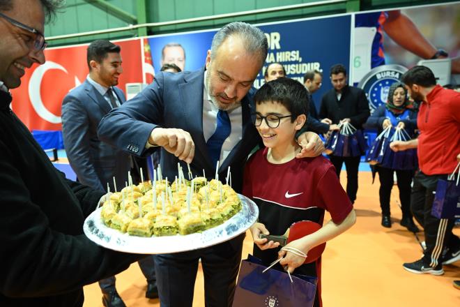Kardelik maazas ile her trl ihtiyalar karlanan, cretsiz ulam, niversite hazrlk kurslar, psikolojik destek gibi imkanlardan yararlanan depremzedeler arasndaki sporcular da unutulmad. Adana, Gaziantep, Hatay, Kahramanmara ve Malatya?dan gelen masa tenisi sporcular, Bursa Bykehir Belediyesi?nin Gemlik Karacali Kamp?nda arlanyor, idmanlarn da Acemler Spor Tesisleri?nde yapyor.