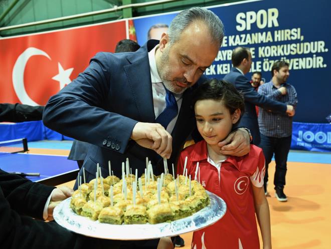 Sporculara moral<br>  Bursa Bykehir Belediye Bakan Alinur Akta da gen sporculara moral vermek iin idman saatinde onlar ziyaret etti. Sporcularla masa tenisi oynayp, onlara baklava ikram eden Bakan Akta, ?Acmz ok byk ama bir taraftan da yaralar sarmaya alyoruz. Depremzede kardelerimize sahip kma noktasnda elimizden gelen gayreti ortaya koyuyoruz. Deprem blgesindeki 5 ilden gelen 5 antrenr ve 20 lisansl sporcumuzu Bursa?da misafir ediyoruz. Bizim sporcularmzla beraber onlar diri tutmaya, aclarn biraz olsun hafifletmeye alyoruz. ocuklarmzn mutluluunu ve heyecann grmek beni mutlu etti. Onlarn aclarn dindirmek, moral vermek, yaralarn sarmak bizim en nemli grevimiz? dedi.
