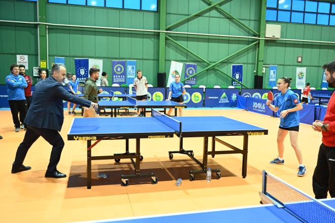 Trkiye?yi yasa boan ve 11 ilde byk ykmlara yol aan asrn felaketinin ardndan tm afet blgesinde yaralar sarmak iin merkezi hkmet, belediyeler, sivil toplum kurulular ve hayrseverler tarafndan ilk gnden balatlan seferberlik kesintisiz sryor.