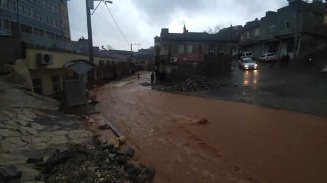 VALLKTEN UYARI    anlurfa Valiliinden yaplan aklamada, ekiplerin tamamnn sahada olduu vurgulanarak, "Gelen ihbarlar, ekiplerimiz tarafndan titizlikle takip edilmektedir. Can ve mal gvenlii asndan vatandalarmzn tedbirli olmalar nem arz etmektedir." ifadelerine yer verildi.