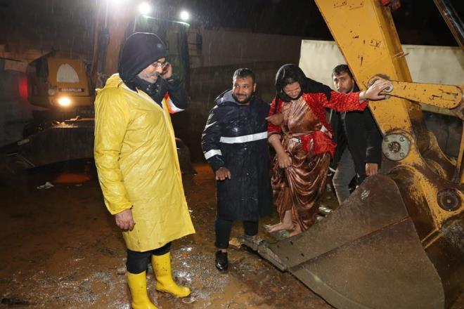 Eyybiye Belediye Bakan Mehmet Ku, ekiplerin almasn sahada koordine etti.    Bakan Ku, selden olumsuz etkilenen vatandalara gemi olsun dileinde bulunarak, ihtiyalarn giderilmesi iin ilgili birimlere talimat verdi.    Yan gece boyunca etkili olmas bekleniyor.