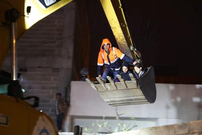 Eyybiye Belediyesi, evinde mahsur kalan baz vatandalar kepeyle bulunduklar yerden kard.