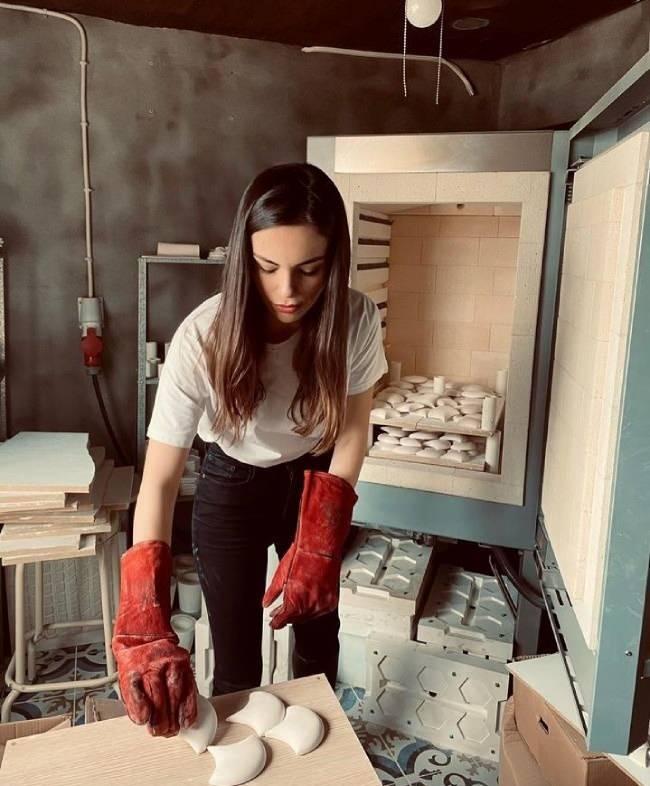 Seramik yapmyla ilgilenen ve kendisine bir atlye kuran nl oyuncunun, getiimiz ocak aynda Vouge dergisi ekimleri iin ilk kez hayranlaryla paylat atlyesine hrsz girdi.