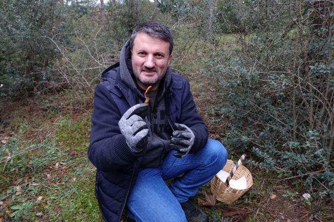 Doktora almasna Dzce niversitesinde tbbi mantarlar zerine devam eden ve son be yldr zellikle tbbi mantarlar, retimleri ve tbbi etkilerine ilikin akademik almalar yapan Erol, kordisepsin farmakolojik zellikleri nedeniyle binlerce yldr in geleneksel tbbnda nemli bir yere sahip olduunu ve yer ald mantar ailesinin 400'den fazla tryle en fazla eidi bulunan cins olduunu syledi.
