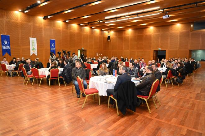 Daha salkl bir gelecek<br>  Atatrk Kongre ve Kltr Merkezi?ndeki altayn alnda konuan Bykehir Belediye Bakan Alinur Akta, iklim deiikliinin de etkisiyle evre sorunlarnn gnmzde ok ciddi boyutlara ulatn vurgulad. Bykehir Belediyesi olarak, Bursa?nn hava, su ve toprana sahip kmak adna nemli yatrmlar devreye aldklarn hatrlatan Bakan Akta, ?evreyi korumak, evre kirliliini nlemek bizden sonraki nesiller iin byk nem tayor. Hava, su ve toprak kirlilii gibi grlt kirlilii de evre ve insan saln tehdit eden bir kirlilik tr. Dnya Salk rgt tarafndan, grltnn salk problemlerine yol aan en nemli ikinci evre problemi olduu belirtilmitir. Bu sorunla mcadele etmek iin bizler de kapsaml almalar yrtyoruz. lk almamz 2013 ylnda 3 merkez ileyi kapsayan stratejik grlt haritalar hazrlayp yaymlamak oldu. Srecin devamnda, stratejik grlt haritas sonularna gre hazrlanan evresel grlt eylem plan raporunu da yaymlanarak uygulamaya koyduk. imdilerde ise bu grlt haritas ve sonrasnda oluturulan evresel grlt eylem plan raporunu tm ilimiz baznda yaymlama srecinde sona yaklam bulunmaktayz. Amacmz, evresel grltye maruz kalan halkmzn karlat sorunlar nlemek iin alnmas gereken tedbirleri belirlemek. Bizden sonraki nesillere daha yaanabilir bir Bursa brakma gayreti ile bu hizmetleri her geen yl artrarak srdrmekte kararlyz? diye konutu.