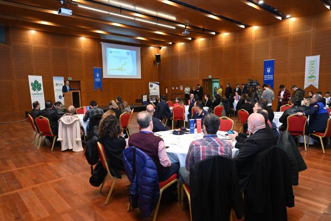 3 aamal plan<br>  evre, ehircilik ve klim Deiiklii Bakanl Modelleme ve Haritalama ube MdrNuray Hsmen de Bakanlk olarak, stratejik grlt eylem plan kapsamndaki almalar 3 aamal olarak yrttklerini vurgulad. lk aamann mevcut grlt seviyesinin tespiti, ikinci aamann grlt azaltma senaryolarnn hazrlanmas olduunu hatrlatan Hsmen, Bursa Bykehir Belediyesi?nin bu iki aamay da tamamlandn hatrlatt. Bakanlk olarak, Bykehir Belediyesi?nin stratejik grlt haritas ve raporunu inceleyip onayladklarn ifade eden Hsmen, ?Eer uygulamada bir sorun, bir sknts olursa Bakanlk olarak Bykehir Belediyemizin ekibiyle ibirlii iinde bu sorunlar gidermek iin koordinasyon ierisinde alacaz. Bu arada grlt azaltmaya ynelik olarak grlt bariyeri yapm ii iin Bakanlk olarak yzde 50 hibe verdiimizi de hatrlatmak istiyorum? dedi.<br>  altay, al treninin ardndan Bursa?nn stratejik grlt haritalarnn sunumu, grlt eylem plan taslann sunumu, plan taslann deerlendirilmesi ve paydalarn nerilerinin alnmasyla tamamland.