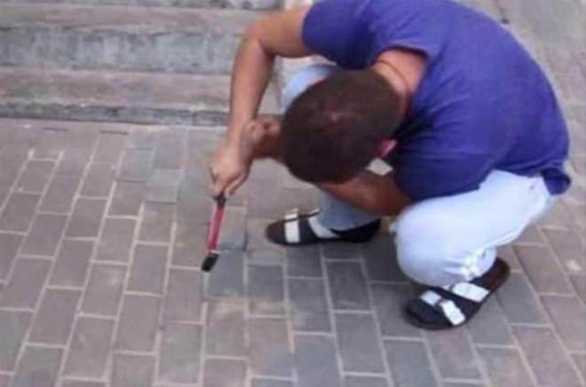 Belediyenin kaldrm onarma almalar srasnda snak olarak kulland ukurda fark edilmeyen kpek canl canl gmld.