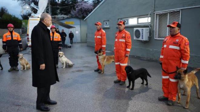 Erdoan, konumasnn devamnda, "Ayrca blgedeki askeri birlikler de dier yerlerden grevlendirilen askeri birliklerimizin de deprem almalarna ok nemli katks olmutur. Her ne kadar birileri fitne karmak iin srekli zrvalayp dursa da biz askerlerimizi deprem blgesinde fedakarca yrtt almalar ok iyi biliyoruz. Enkaz kaldrma, yardm ve gvenlik almalarnda grev alan komutanndan erine kadar tm askerlerimize ahsm, ailem ve milletim adna kranlarm sunuyorum. Bu vesileyle bir kez daha 6 ubat depremlerinde hayatn kaybeden vatandalarmza ve askerlerimize Allah'tan rahmet, yaknlarna ve milletimize basal diliyorum. Trkiye corafyasnn kendisine sunduu pek ok gzellik, zenginlik, imkan ve frsat yannda tabii ve beeri pek ok tehditle de kar karya olan bir lkedir. Tabii tehditleri deprem, sel, heyelan, yangn olarak; kimi zaman kk apl kimi zaman 6 ubat'ta olduu gibi ok byk lm ve ykm getiren sonular ile yayoruz. Hep sylediimiz gibi tabiatn kendi ileyiini saygl bir hayat nizam kurmazsanz bir gn gelir tabiat hakk olan alr gtrr. Atalarmz ok gzel sylemi; 'Dere yatanda akar.' Depreme dayanksz bina yaparsanz ilk byk sallantda yklr. Dere yatana bina ina ederseniz, ilk byk yata sele kaplr. Ormanlar korumazsanz ilk byk yangnda varnz younuzu kl eder. Yumuak ve meyilli srta ev kurarsanz gn gelir toprak onu yutar" diye konutu.