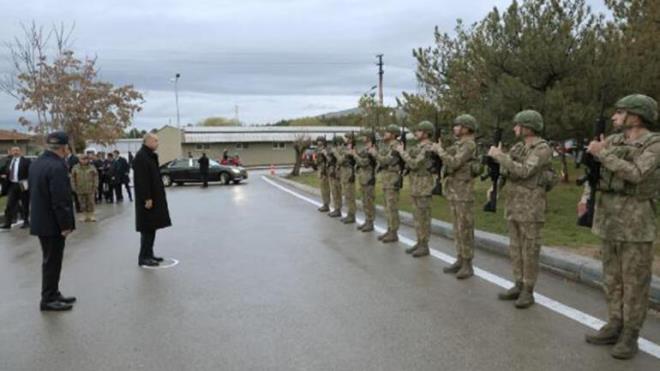 Erdoan, kendisinin Rizeli olduunu hatrlatarak, "Biz de heyelan ok olur. yle olur ki o ay fidanlaryla birlikte evinizi de alr gtrr. Maalesef gemiin ihmalleri ve eksikleri yznden lkemizde tabii afetlere kar hassasiyet tayan pek ok yerleim yeri var. Biz bir yandan yeni yaplarn bu gereklere uygun ekilde inasn salarken dier yandan da mevcut yap stokumuzu yenilemenin yollarn aryoruz. Kentsel dnm almalaryla 3 milyon 300 bin aileyi TOK konutlar ila 1 milyon 200 bin aileyi gvenli ve huzurlu evlere kavuturduk. Kamu binalarmz da ayn anlayla planl bir ekilde yeniliyoruz. Bir de siyasi ve insani tehditler var ki lke ve millet olarak bu konuda da ciddi risk altndayz. lkemizin 4 bir tarafnda siyasi krizler atmalar, savalar, gerilimler eksik olmuyor. Kresel her krizin ilk etki alan merkezinde bulunduumuz corafyadr. Milletimizde olan binlerce yllk hesaplamalarn hala bitirememi kimi toplumlar ve devletler bu topraklarn sahibinin Trkiye olduunu kabullenmek istemiyor. Artk kimsenin Birinci Dnya Sava ve milli mcadelede olduu gibi dorudan vatanmza saldrmaya cesaretleri yok ama terr rgtlerini kullanmak gibi siyasi ve sosyal kaos denemeleri gibi ekonomik tuzaklar gibi yntemlerle yaptklar asimetrik saldrlardan da asla geri durmuyorlar" dedi.