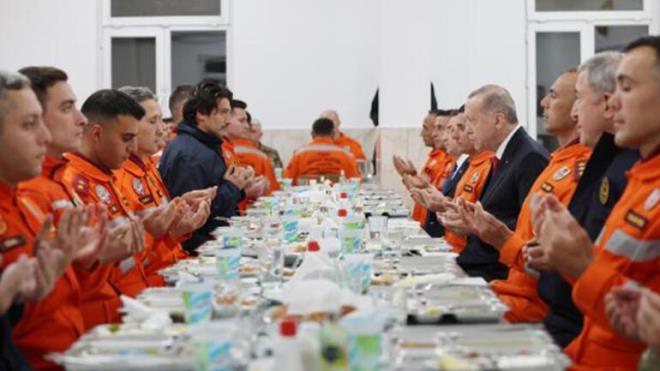 Erdoan, "Rabbim askerimizi her trl kazadan beladan saldrdan ihanetten muhafaza eylesin. Tarihiler bizim milletimiz iin asker- millet ifadesini kullanr. Gerekten de milletimizin her bir ferdinin askerliin gerektirdii mcadele ruhuna, disipline, fedakarla sahip olduunu gryoruz, biliyoruz. Ksa veya uzun dnem askerlik tornasndan gemeyen hibir Trk evlad olmaz. Elbette gnmz teknoloji ve artlar askerliin kritik birimlerinin ve ilerinin profesyonel kadrolar eliyle yrtlmesini gerekli klyor. Dier muvazzaflarla birlikte szlemeli ve uzman kadrosundaki Mehmetiklerimizin lkemize ve milletimize verdikleri hizmetlerle gurur duyuyoruz. Ordumuz snr gvenliinden terrle mcadele harekatlarna, uluslararas bir unlardan insani yardm faaliyetlerine kadar geni bir alanda sergiledii baarlarla adeta destan yazyor. 22 sene nce kurulan nsani Yardm Tugaymzda kendi sorumluluk alanndaki almalaryla bu destann nemli bir parasdr. Son olarak 6 ubat depremlerinde sadece 3 saat iinde felaket blgesine hareket iin hazr hale gelen bu Tugaymza bal Doal Afetler Arama Kurtarma Taburu onlarca canmz enkazn altndan kurtarmtr" ifadelerini kulland.