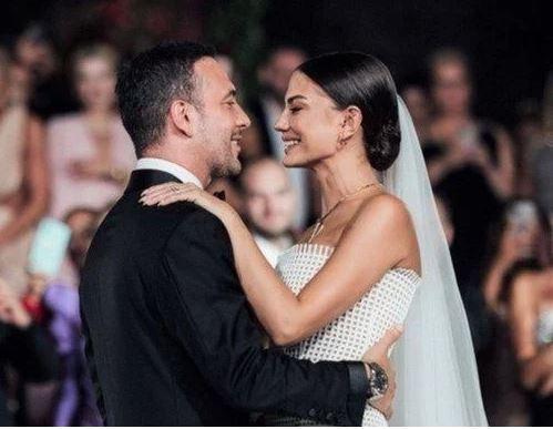 28 Austos tarihinde sanat dnyasndan birok nemli ismin de yer ald gsterili bir dn ile dnya evine giren nl oyuncu Demet zdemir ile nl arkc Ouzhan Ko'un evliliklerinde 17 Mart'ta kriz kt iddialar basna yansmt.