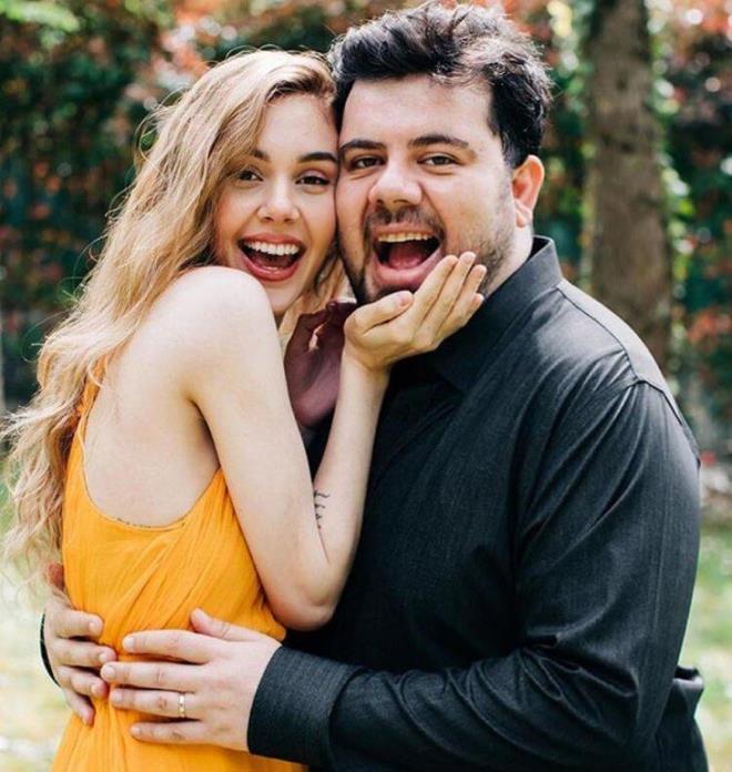 "EMLE BU TARZ LER SEVYORUZ"    Ei Berfu Yenenler ile sahnede yapt gsteri ok konuulan nl oyuncu "Oyun ok gzel gidiyor. nsanlar kar-koca sahnede olmay enteresan buldular. Hem de oyun ok gzel oldu. Eimle bu tarz ileri seviyoruz.