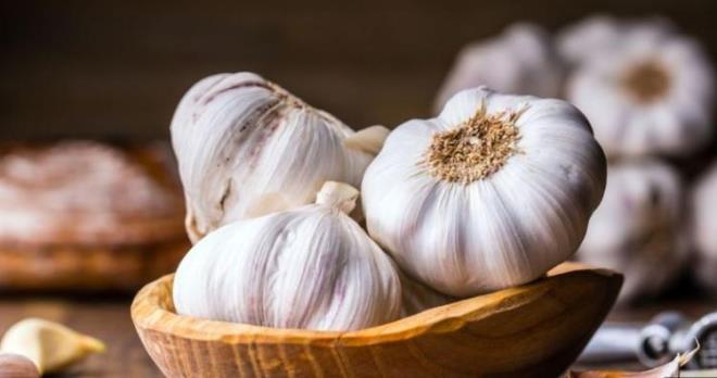 SARIMSAK ST NASIL HAZIRLANIR    2 bardak stn iine 1 bardak su konulduktan sonra iri iri doranm 10 adet sarmsa ekleyin ve orta atete kaynatn.