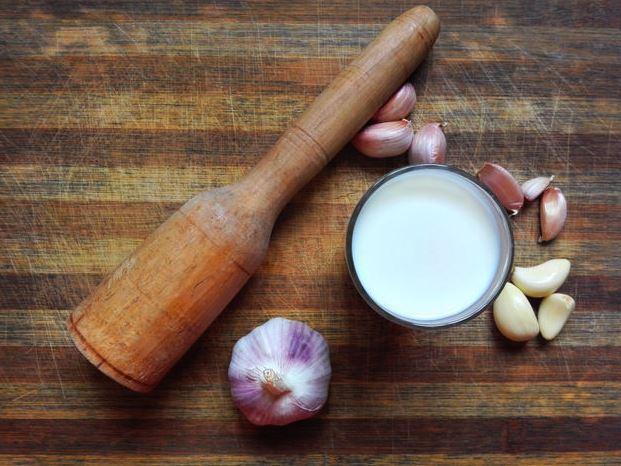 Geceleri uykusuzluk problemi yayorsanz, yatmadan nce bir bardak sarmsakl st imek daha rahat uyumanz salayacaktr.
