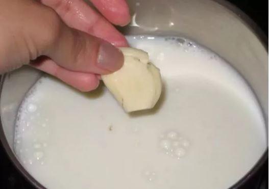 Dnya mutfaklarnn vazgeilmezi olan sarmsak, yemeklere lezzet verdii kadar binlerce yldr ila olarak kullanlyor. Soans bitkiler grubunda yer alan sarmsak stle bir araya geldii zaman salk asndan inanlmaz etkilere sahip oluyor. Peki doal antibiyotik etkisi veren bu ikilinin vcuduna nasl bir faydas vardr? te sarmsakl st hakknda detaylar...