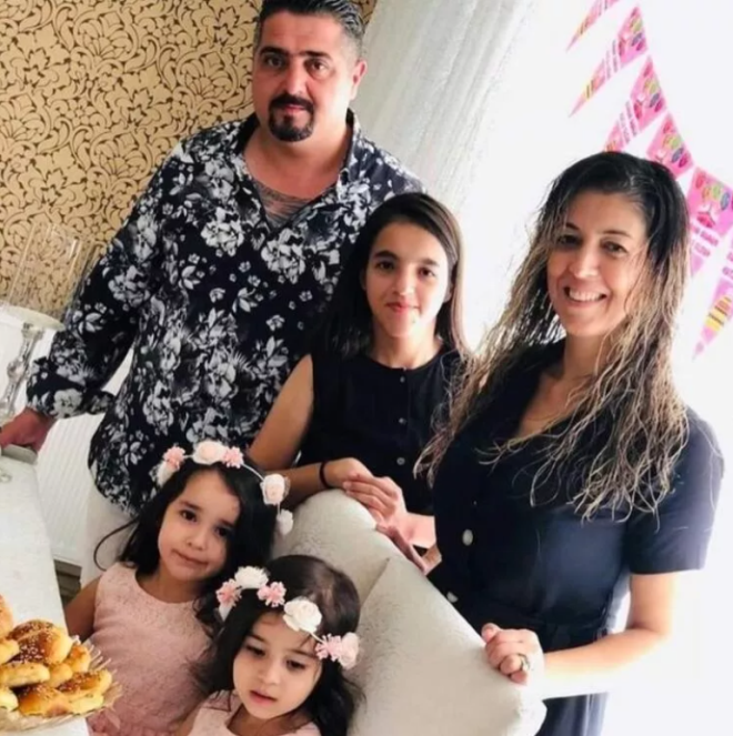 Karsu'nun kuzeni Aytl, enitesi Ayvaz ve yeenleri Helin, Hira, Hazal. Mzisyen Karsu'nun kuzeni Tuna, enitesi Aziz ve yeeni Araz.