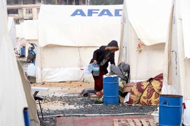 ?NALLAH HERKESN YENDEN BR EV OLUR?   Ailesiyle adrda yaam mcadelesi veren bir baka depremzede Songl Tun (36) ise zorlu artlara almaya altklarn syleyerek, ?Ev gibi olmuyor. artlarmz zor. Ne yapacamz bilmiyoruz. Burada kalmaya mecburuz.