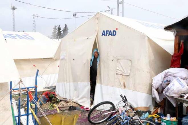 ocuklarm, torunlarm ve ben hayatta kaldmza krediyoruz. Allah, bir daha byle bir ac yaatmasn. Devletimiz sa olsun her eyimize yetiiyor ama tabii insann evi gibi olmuyor. 30 yllk yuvamz gitti. Burada doduk, burada bydk, burada lmek isteriz. nsan doduu yerde lmek ister deil mi?? diye konutu.