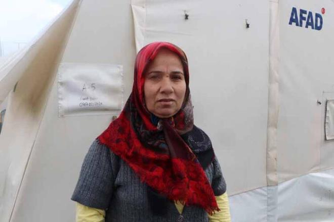 Kentte son gnlerde saanak yalar etkili oluyor. Depremde Antakya ilesi Hac mer Alpagot Mahallesi?ndeki evleri ar hasar alan ve o srada i yerinde bulunan eini yklan binann enkaznda kaybeden Semire Suba, ocuklar ve torunlaryla adrda kalyor.