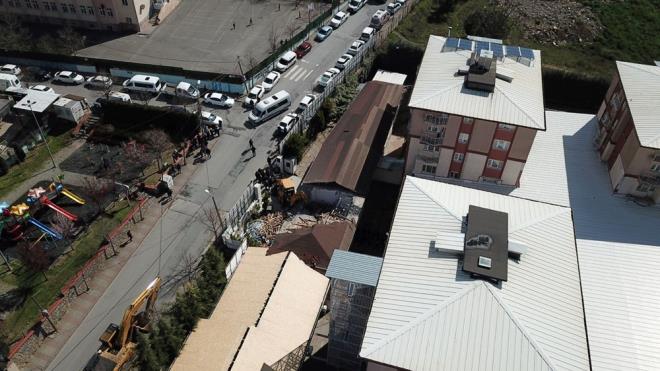 Karar zerine Hiranur Vakf'na ait Sancaktepe'de bulunan binann kaak blmlerinde bu sabah, BB ekiplerince ykm yapld.