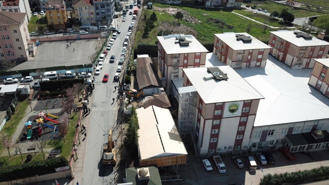 Bu arada BB ekiplerinden nce ykmn bir blmnn vakf tarafndan yapld renildi. Hiranur Vakf, stanbul'da 6 yandaki ocuun istismar ve evlendirilmesi skandalyla gndeme gelmiti.