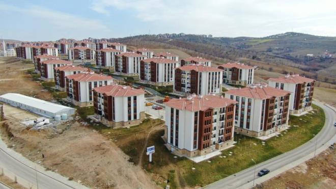 Gayrimenkul Hukuku Enstits Bakan Avukat Ali Yksel de ara buluculuk srecinin anlamazlk konusuna gre deitiini belirterek, "Ara buluculuk sreci toplamda 4 hafta sryor ve gerekiyorsa 1 hafta uzatlabiliyor. Bu sre ticari uyumazlklarda 4 hafta ve gerekirse 2 hafta uzatlabiliyor, kira ilikilerinde konu ticari ise 4 hafta sryor ve gerekirse 1 hafta uzatlabiliyor. Anlamazlk konusu ticari olmayan normal kiralarda ise arabuluculuk sresi 3 hafta oluyor ve gerekiyorsa 1 hafta uzatlabiliyor." diye konutu.