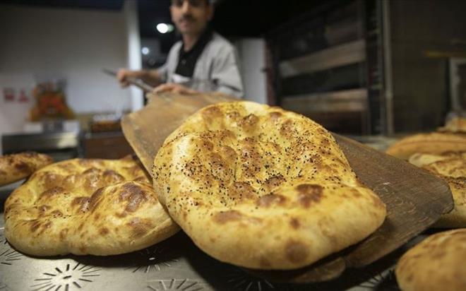 Ramazan aynn gelmesi ile birlikte oru tutan milyonlarca vatandan beslenme dzenlerinde ve ekillerinde birtakm deiiklikler meydana geldi. n saysnn azalmas, gn ierisinde tokluk hissinin uzun sre hissedilebilmesi amac ile sahur sofralarnda sklk ile hamur ilerine yer verilmesi, su tketiminin azalmas gibi farkllklar, uzmanlar harekete geirdi.