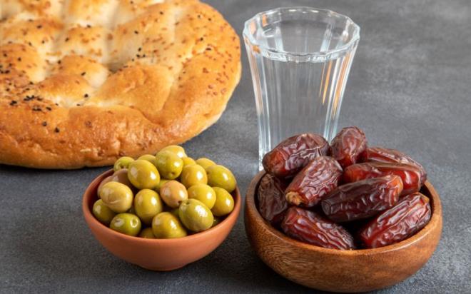 Orucun hurma ya da zeytin ile almas gerektiini vurgulayan Karatay, ayrca iftar ile sahur arasnda geen sre ierisinde mutlaka 2 litrelik su tketiminin yaplmas gerektiini belirtti.