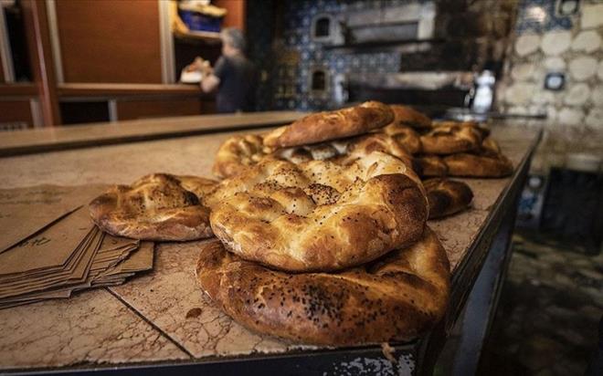 Pidenin i ksmlarn tketmenin daha yararlar olduunu ifade eden Karatay, barsaklarn pidenin i ksmn daha kolay enzimleyebildiini belirtti. Ek olarak tam buday sayesinde lif ihtiyacnn da karlandna dikkat eken Karatay, bylelikle barsaklarn alma dzenlerinin korunabileceini ifade etti.