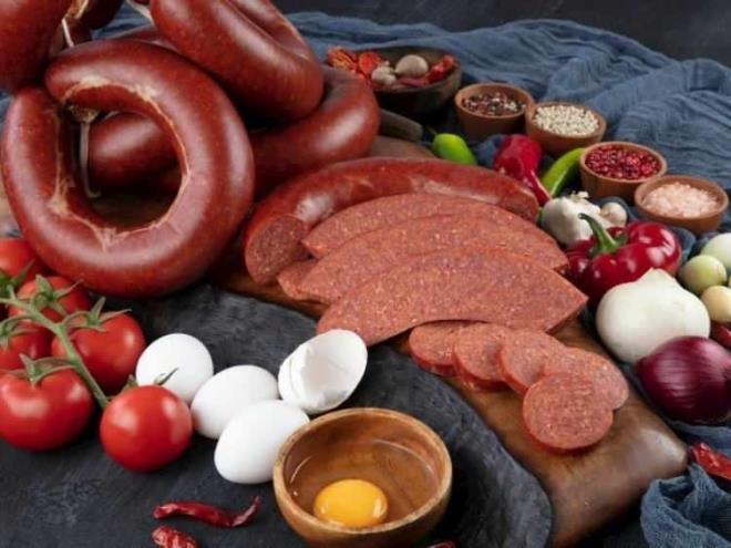 "ET YERNE OT TKETLDNN FARKINDA OLUN"    Soya unu, tuz, tatlandrcyla sucua et tad verildiini ifade eden Orhan, "Siz soya ununa tuz, tatlandrc kattnzda et yediinizi sanyorsunuz. Bunun yakalanmas ok zor. Ciddi bir laboratuvarla kimyasal muayenenin yaplmas gerek. Trkiye'de bu laboratuvarlarn says snrl. Denetimde rndeki protein oranna baklyor. Yzde 22 protein varsa tamam ama o proteinin bitkisel mi hayvansal m olduuna baklmyor. Buradan unu sylemek istiyorum; et yerine ot tketildiinin farknda olun." dedi.