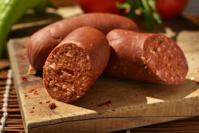 "FYAT UCUZSA ETKET Y BR EKLDE NCELEMEKTE FAYDA VAR"    stanbul?un 39 ilesindeki marketlerden toplanan sucuklar laboratuvarda incelendiine ciddi bir ierik sknts tespit edildiini vurgulayan Orhan, "Sucuun zerindeki etiketin mutlaka okunmas gerekiyor. Ramazan ay geldi, ister istemez insanlar kuvvetli ve daha kaliteli beslenmek istiyor. Hayvansal gdalar tercih ediliyor. Bu noktada vatandamz uyarmak gerek. zellikle sucuk hileye ok ak bir gda rn. zerindeki etiketlerin ok iyi okunmas gerekiyor.