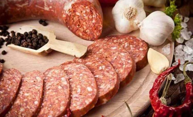 GLADER Bakan Yardmcs Selman Bahadr Orhan, konu hakknda "Et yerine ot yiyoruz. Maalesef baz sucuklarda bu tr hilelere ahit olduk. ok daha profesyonelce yapld iin basit laboratuvar analizlerinde bu hileleri yakalamamz mmkn olmuyor. Denetiler, hayvansal hcre kullanlmadan yalnzca ot ile retilmi hileli sucuklar tespit etti" deerlendirmesinde bulundu.