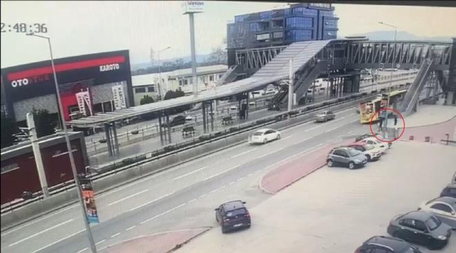 Polisin olay yerindeki incelemesi ve otobsn ekici ile kaldrlmasnn ardndan trafik normal seyrine dnerken, kazayla ilgili soruturma balatld.