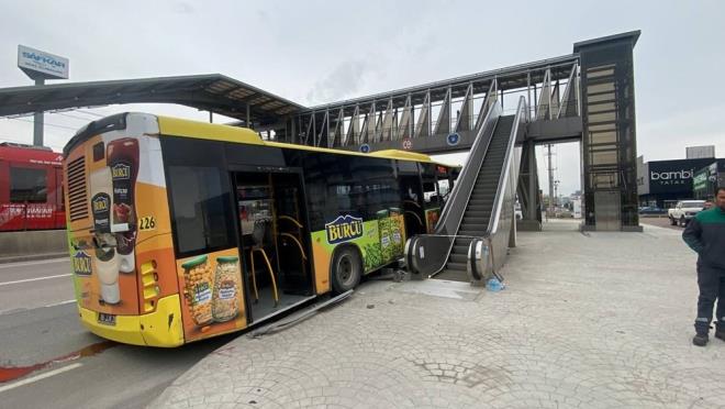 Bursa'nn Osmangazi ilesi Altnova Mahallesi stanbul Caddesi?nde Kent Meydan istikametinden Bursa Uluslararas ve ehirleraras Otobs Terminali?ne seyreden, Nuh Uur Sayn idaresindeki 16 JJK 26 plakal belediye otobs, srcsnn direksiyon hakimiyetini kaybetmesiyle savrularak nce yolun kenarndaki bariyerlere ardndan da st geidin yryen merdivenine arpt.