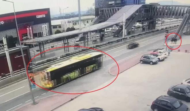 Otobste yolcu olarak bulunan Semra avdar, brahim Uysal, ule Canpolat, brahim Knk ve Emine Aydn, arpmann iddetiyle koltuklardan derek yaraland. Kazay gren dier srclerin ihbaryla olay yerine polis ve salk ekipleri sevk edildi.