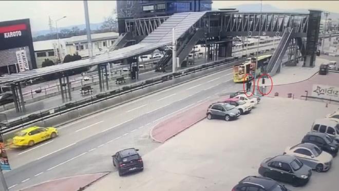 Polis ekipleri olas bir baka kaza ihtimaline kar yolda gvenlik nlemi alrken, salk ekiplerince olay yerinde ilk mdahaleleri yaplan yarallar ambulanslarla Bursa ehir Hastanesi ve Bursa Yksek htisas Eitim ve Aratrma Hastanesi?ne kaldrlarak tedaviye alnd.