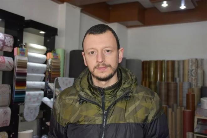 Yaananlar anlatt  <br>  Ylmaz?n fenalatn gren ve aabeyi ile yardma koan Olcay Bilgin, yaananlar anlatt. Bilgin, ?Heimlich? manevras ile ahsa mdahale ettiklerini ve azndan hamur tarz paralarn ktn syledi. Yaptklar mdahalenin ardndan ahsn dzelmediini belirten Bilgin, ara ile hastaneye gtrdklerini aktard.